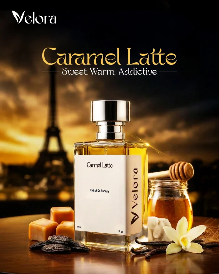 بوستر Velora لعطر Caramel Latte بعبارة «Sweet. Warm. Addictive» — الزجاجة أمام برج إيفل عند الغروب مع مكعبات كراميل وعسل وزهرة فانيليا